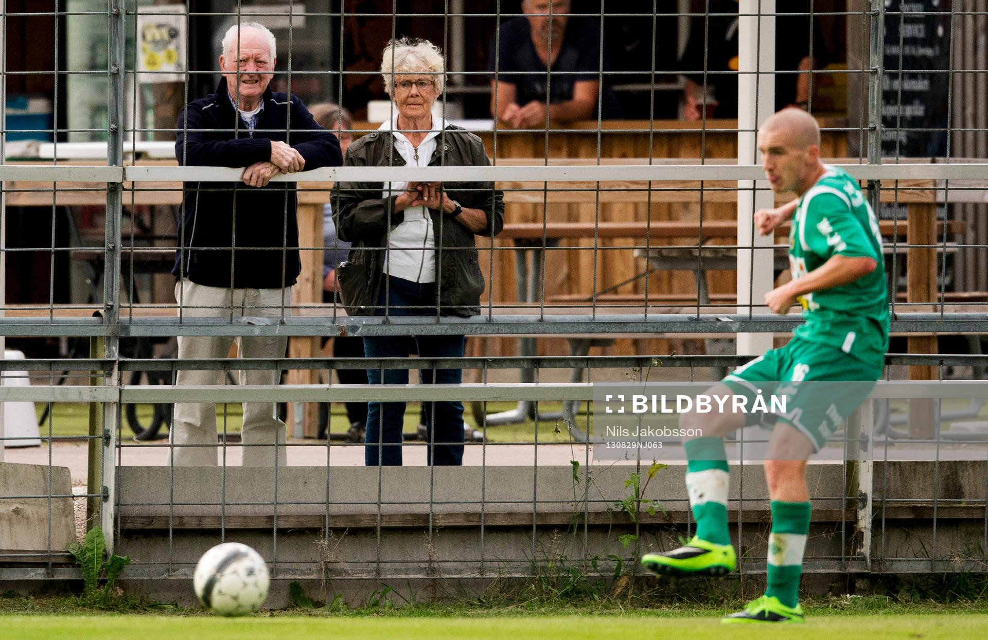 Två pensionärer tittar på fotbollsmatchen i superettan mellan Landskrona BOIS och Ljungskile den 29 augusti 2013 i Landskrona.
