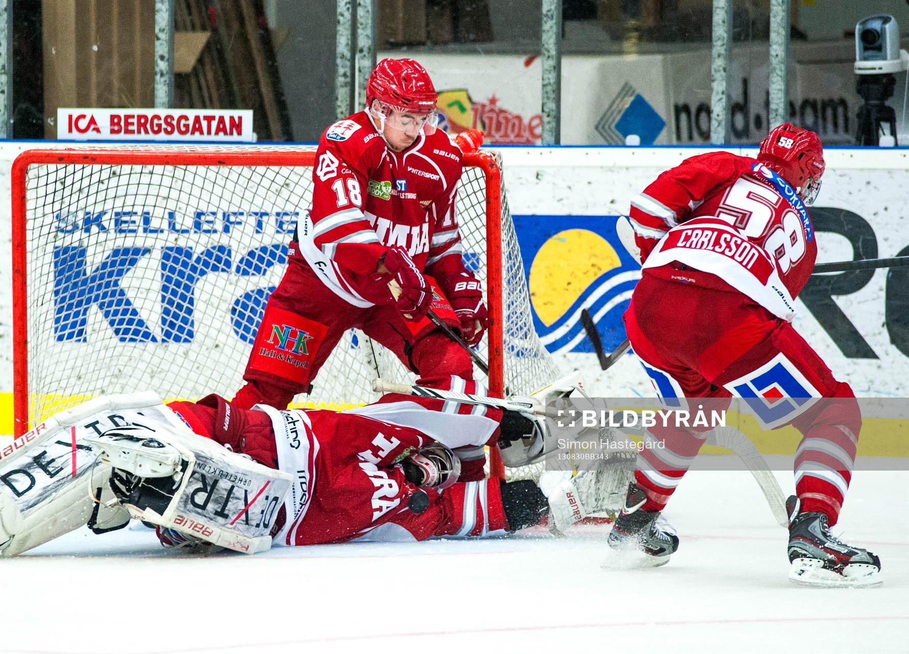 Mika Norja, målvakt, och Jens Westin, Timrå, täcker