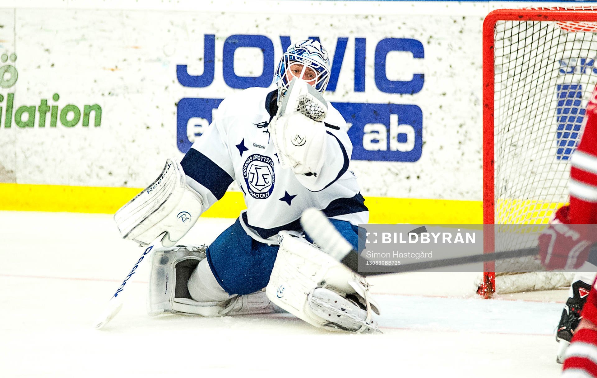 Oscar Ahlsenfelt, målvakt Leksand, släpper förbi en puck