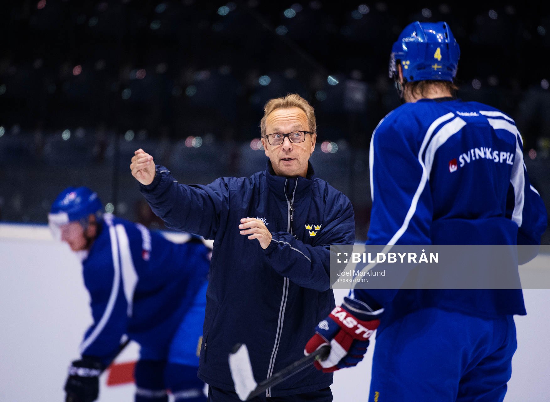Förbundskapten Pär Mårts ger instruktioner till Staffan