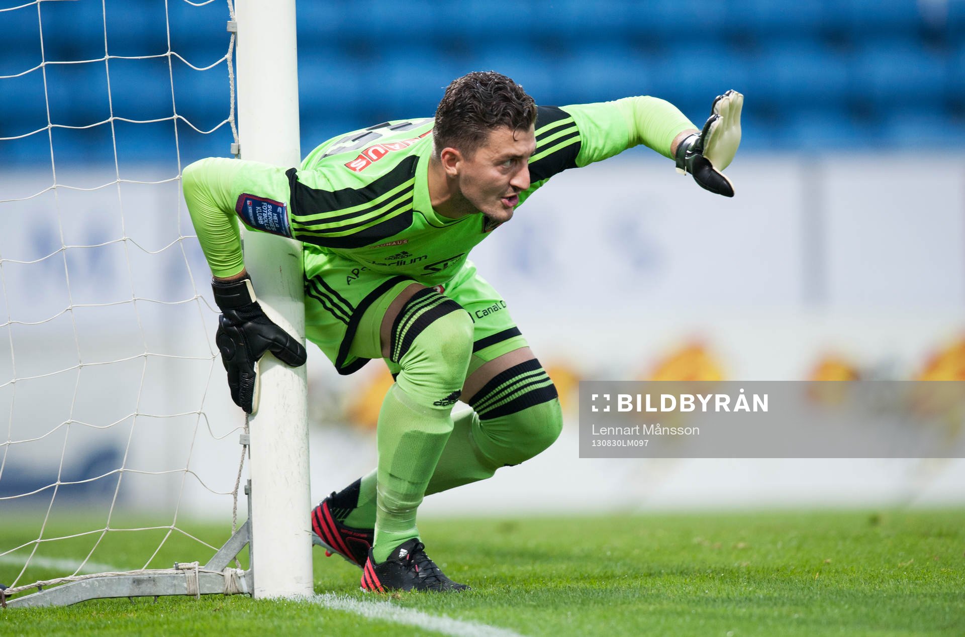 Ivo Vazgec, målvakt, Brommapojkarna, dirigerar muren i