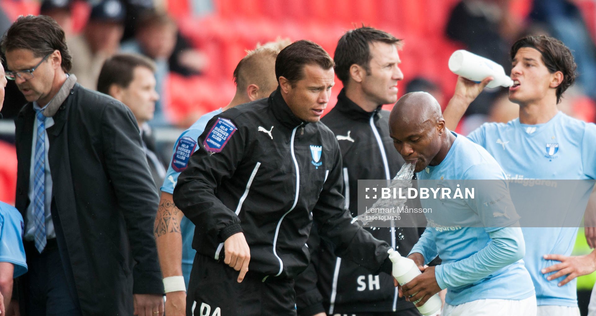 Tokelo Rantie coachas av Daniel Andersson medan han dricker