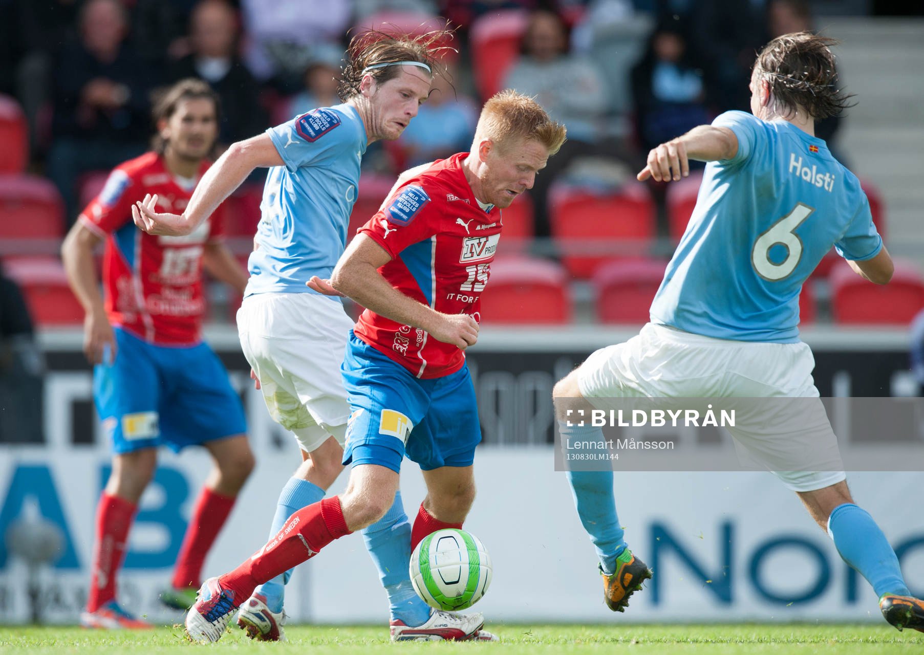 Fotboll, allsvenskan, Öster - Malmö FF: Josef Elvby, Öster, går mellan Erik Friberg och Markus Halsti, Malmö, i den allsvenska matchen mellan Öster och Malmö FF den 1 september 2013.