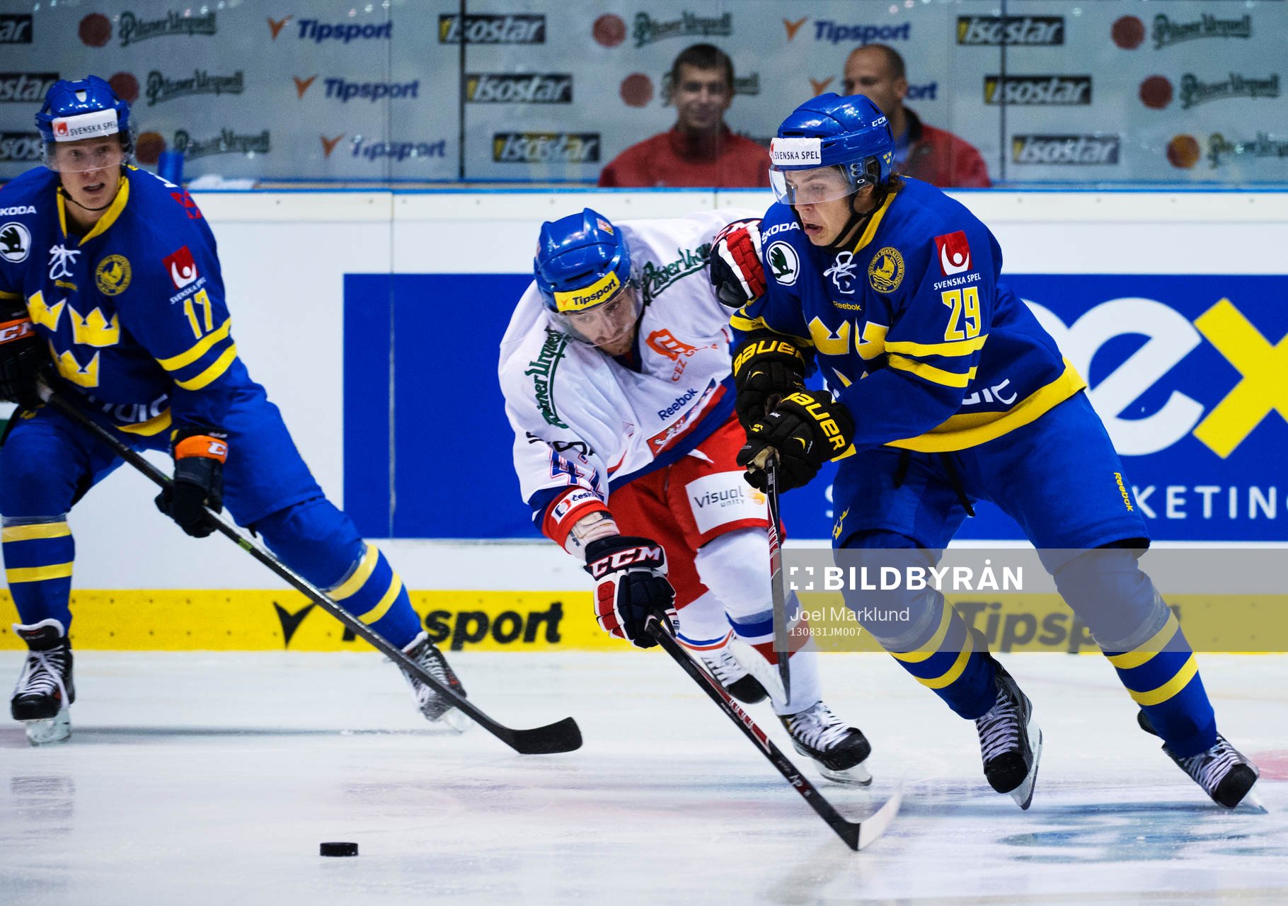 Tjeckiens Petr Koukal utmanas av Sveriges Mattias