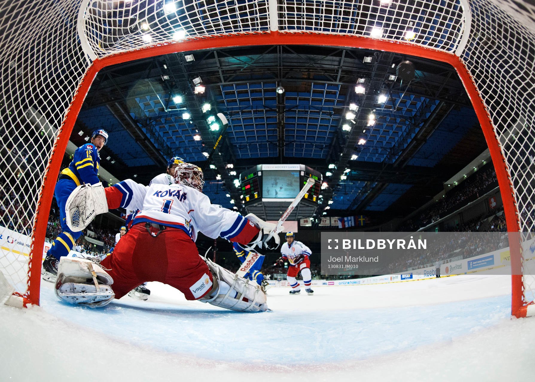 Sveriges Mattias Sjögren ser 0-2-pucken från Per Åslund