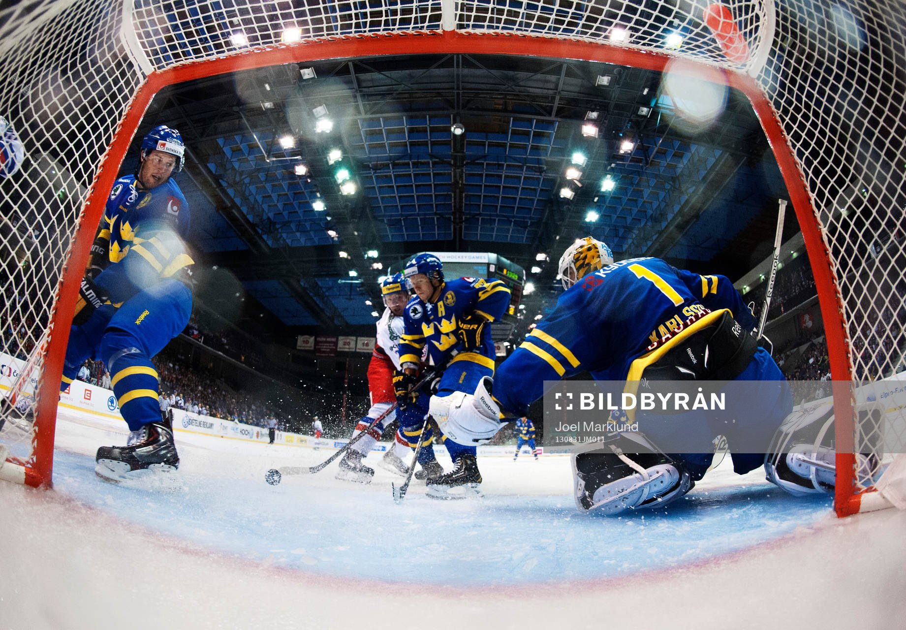 Sveriges Niclas Andersén och Elias Fälth håller pucken