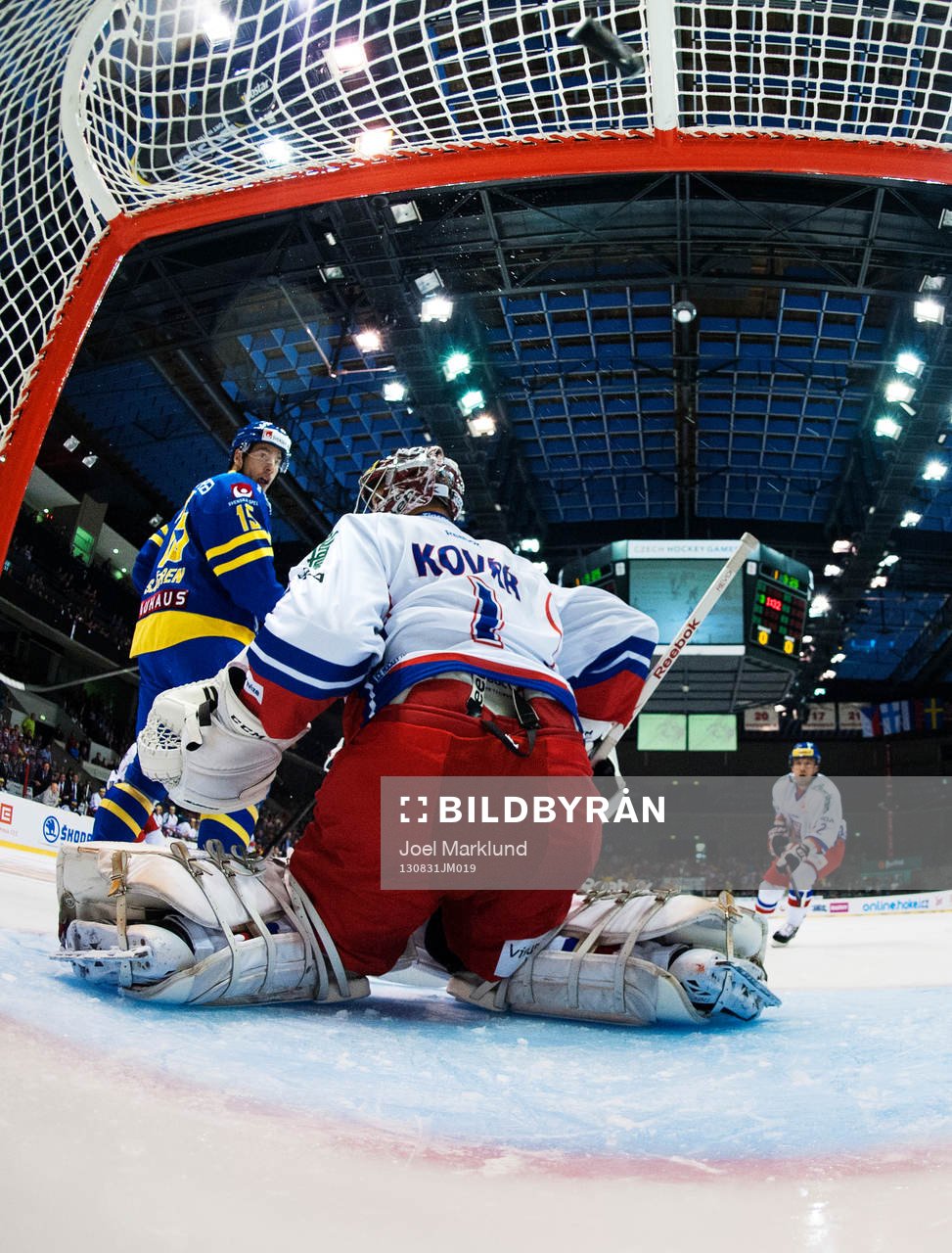 Sveriges Mattias Sjögren ser 0-1-pucken från Per Åslund