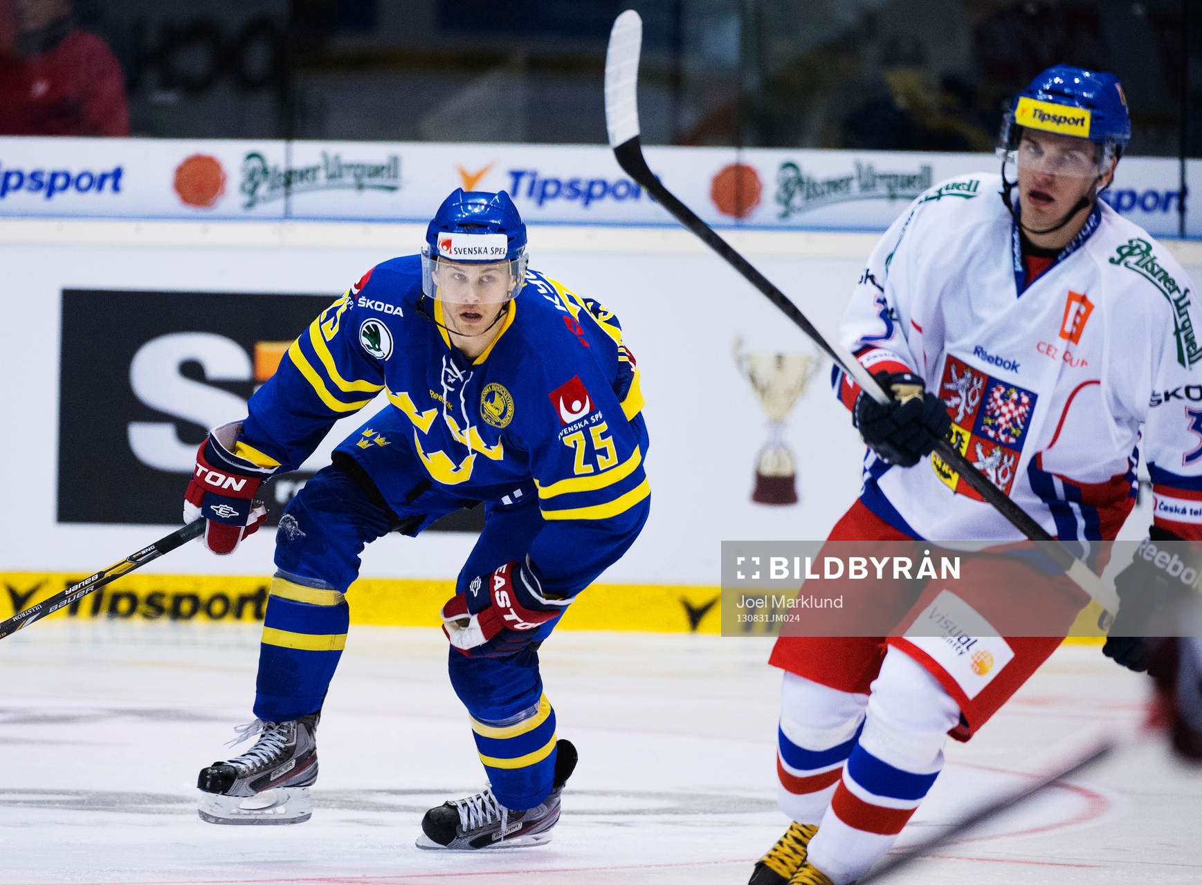 Sveriges David Ullström (v) i ishockeymatchen mellan