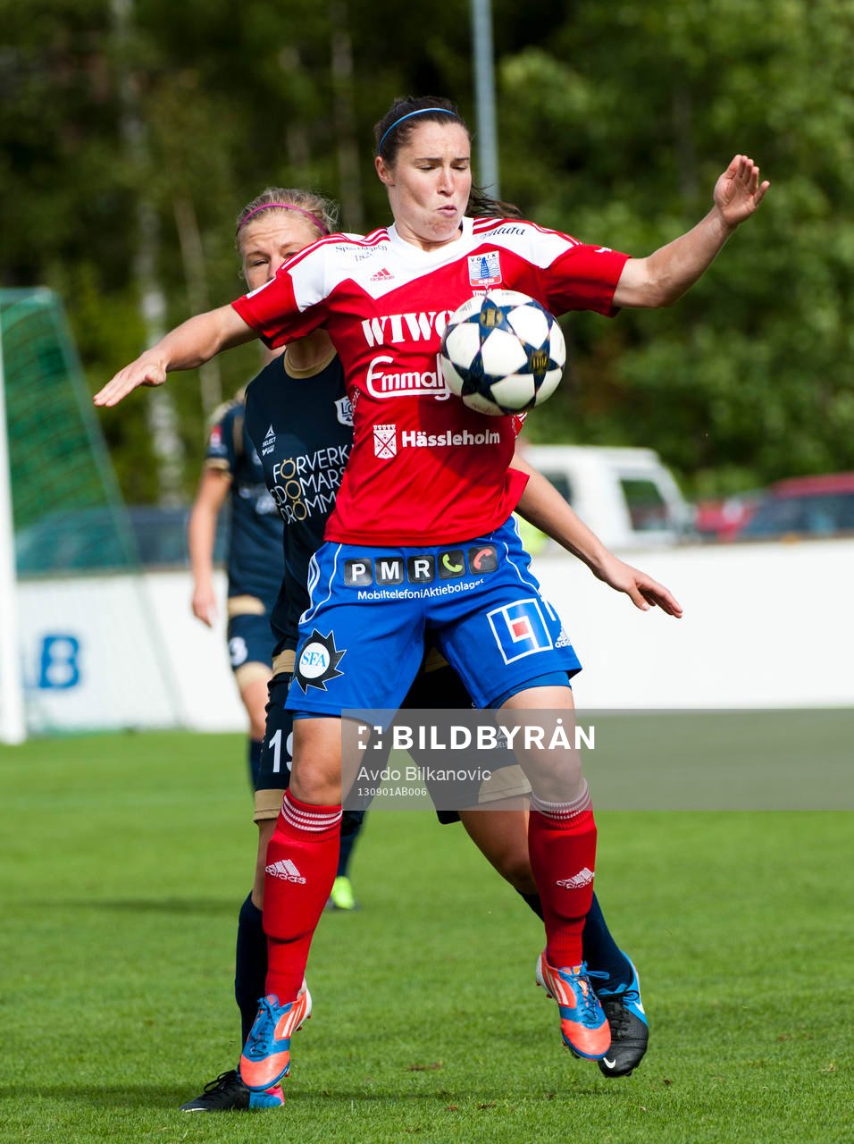 Jane Ross bröstar ner bollen