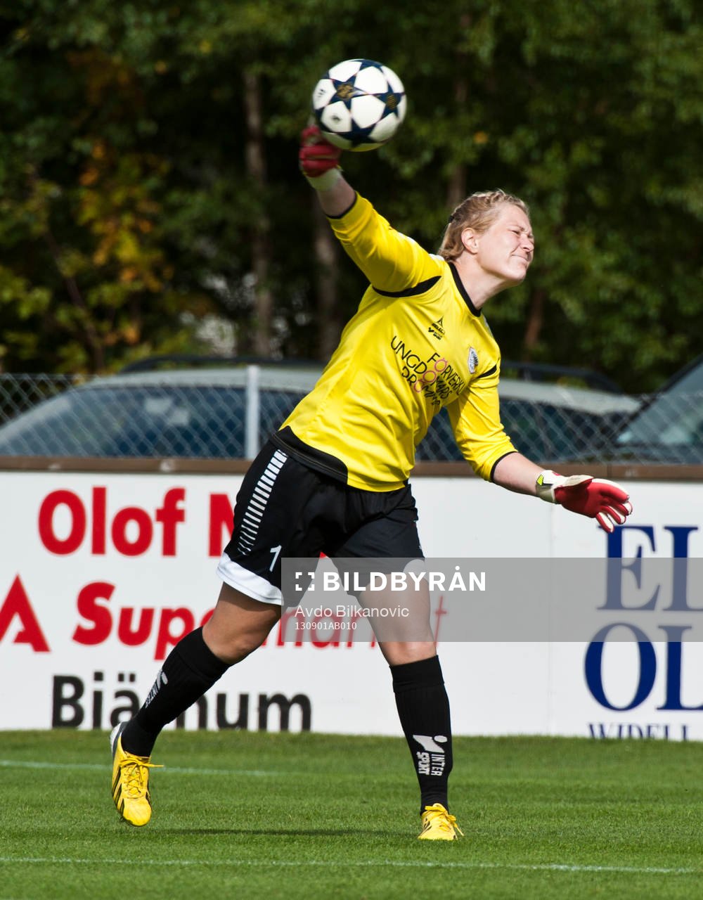 Malös målvakt Thora Helgadottir kastar in bollen