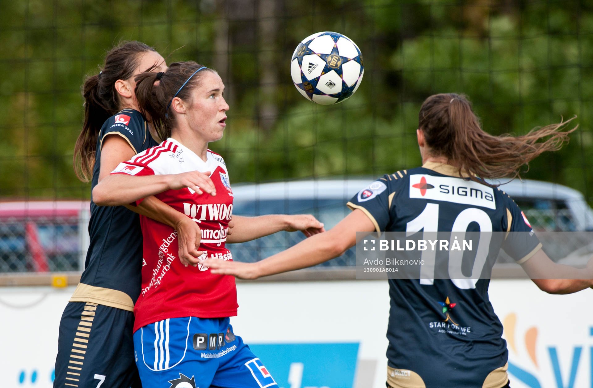Jane Ross tar ner bollen framför Ramona Bachman (vänd
