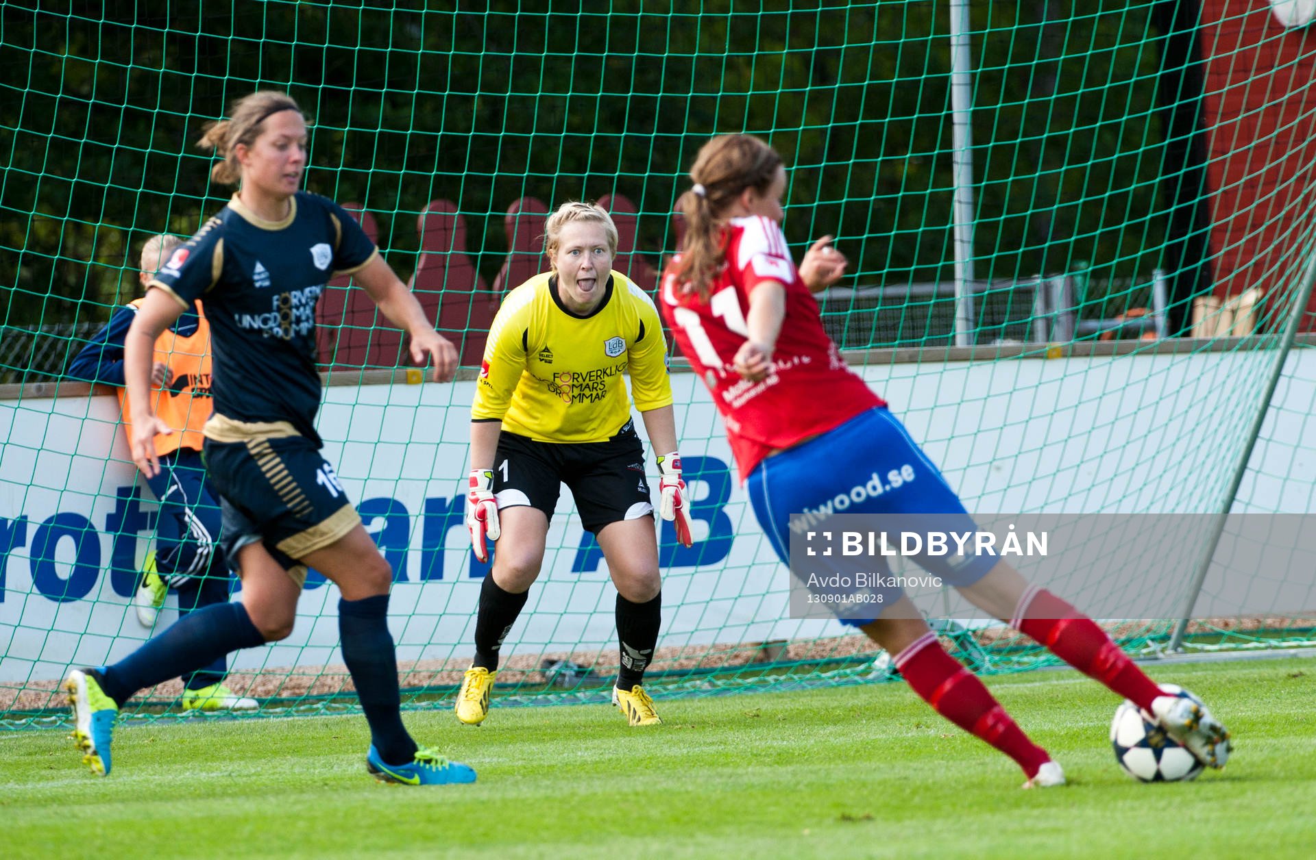 Sofie Andersson skjuter mot målvakten Thora Helgadottir