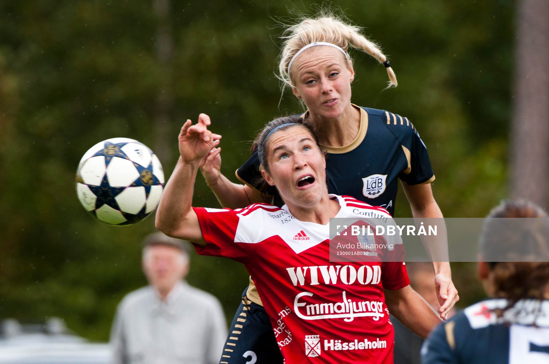 Jane Ross i nick duellen med Amanda Ilestedt under fotbollsmatchen i damallsvenskan mellan Vittsjö och LdB FC Malmö den 01 september 2013 i Vittsjö.