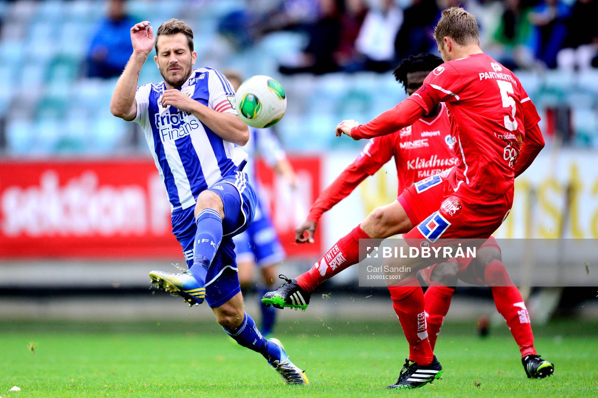 IFK Göteborgs Tobias Hysén försöker täcka ett skott