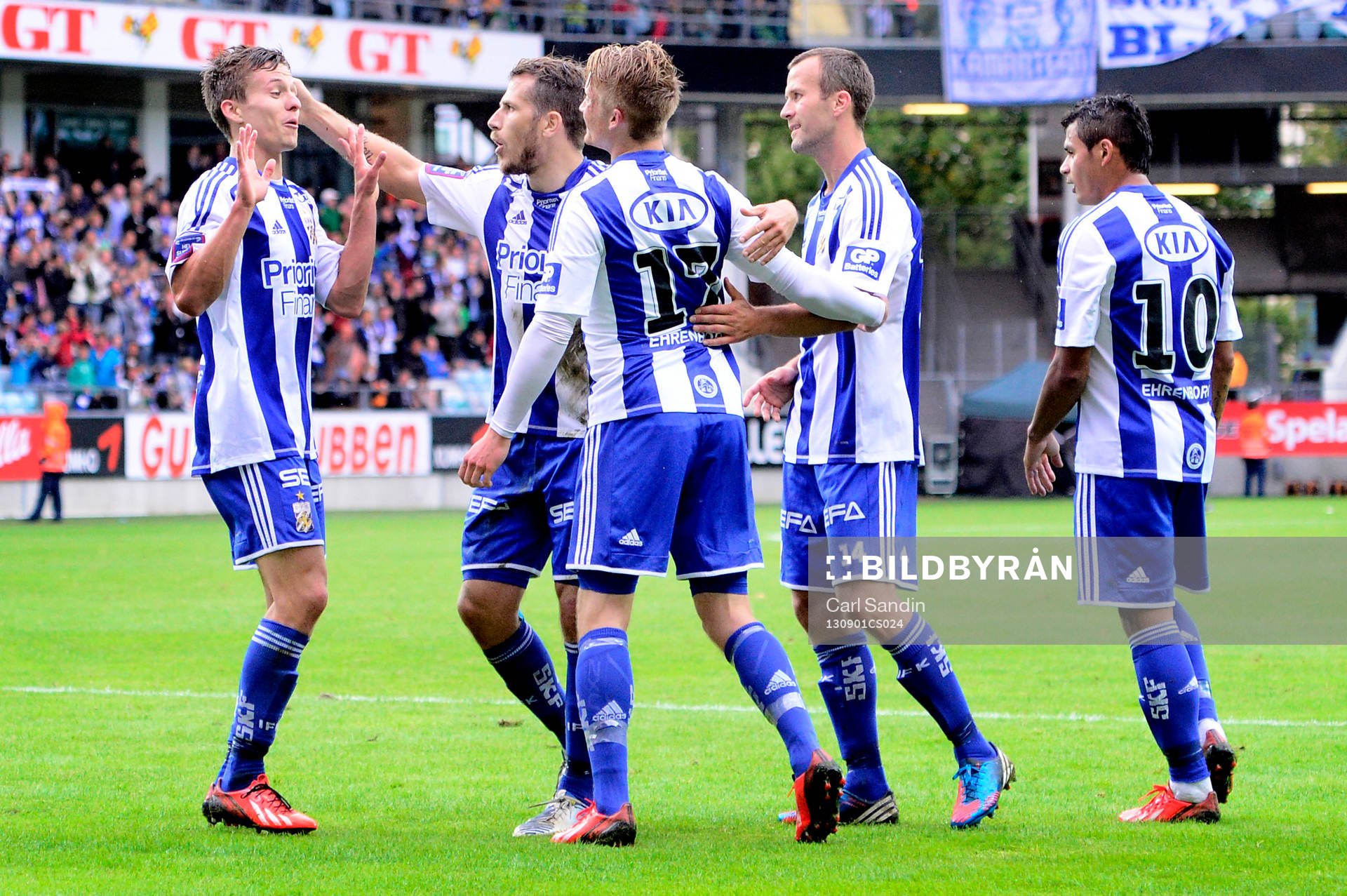 IFK Göteborgs Lasse Vibe (tv) firar med lagkamraterna efter han gjort 3-0 under fotbollsmatchen i allsvenskan mellan IFK Göteborg och Åtvidaberg 1 september 2013 i Göteborg.