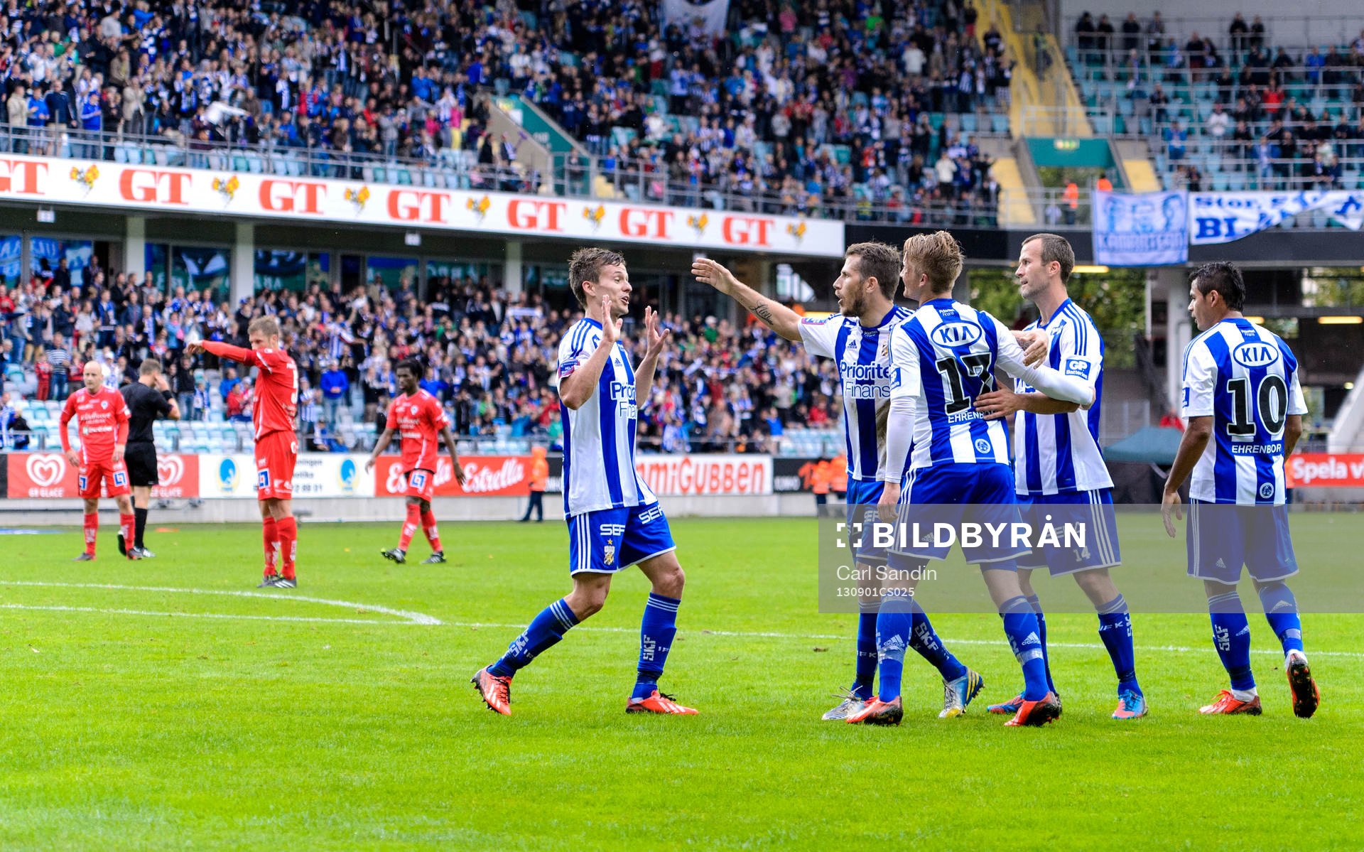 IFK Göteborgs Lasse Vibe firar med laget