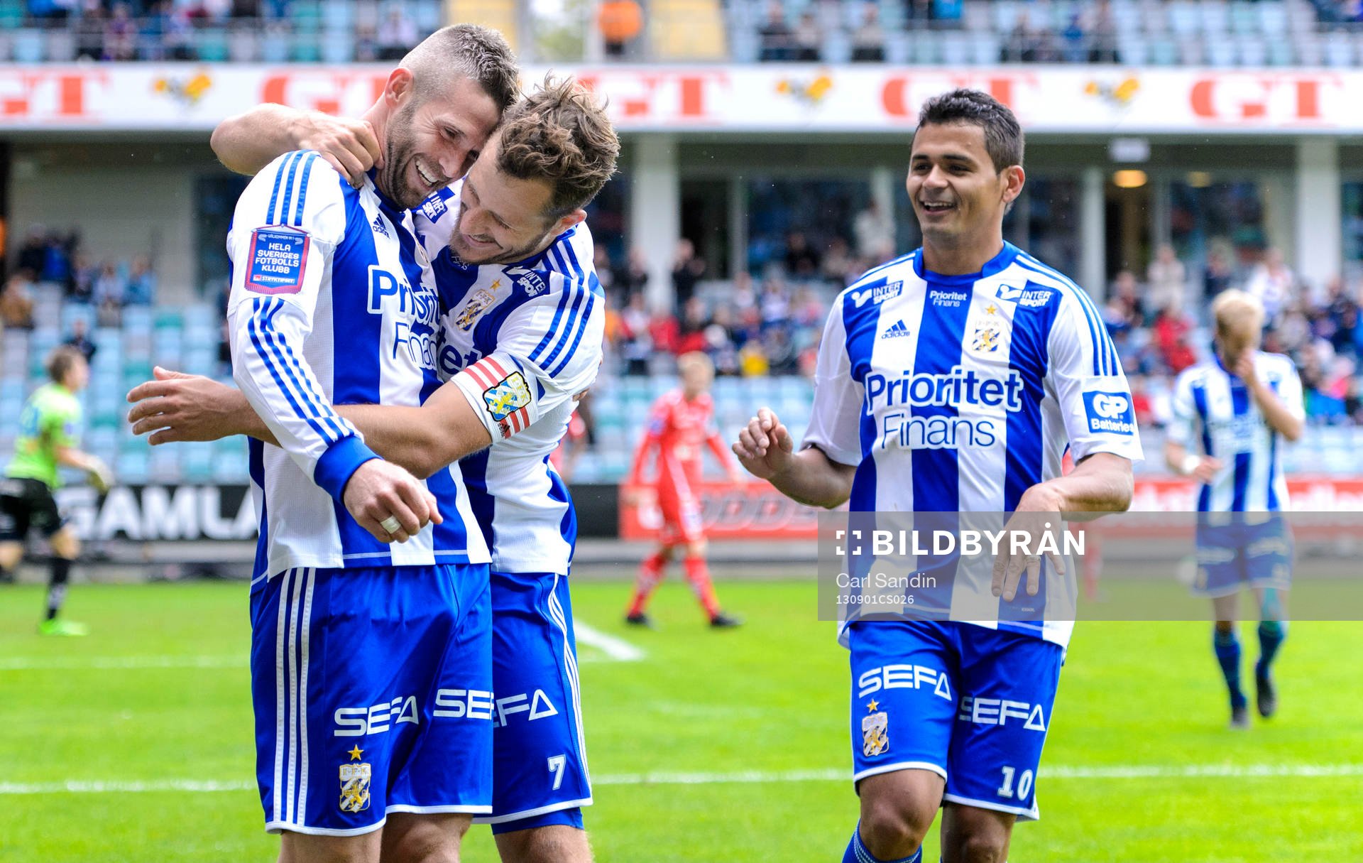 IFK Göteborgs Kjetil Waehler kramas om av Tobias Hysén efter sitt 2-0 under fotbollsmatchen i allsvenskan mellan IFK Göteborg och Åtvidaberg 1 september 2013 i Göteborg. Till höger Daniel Sobralense.
