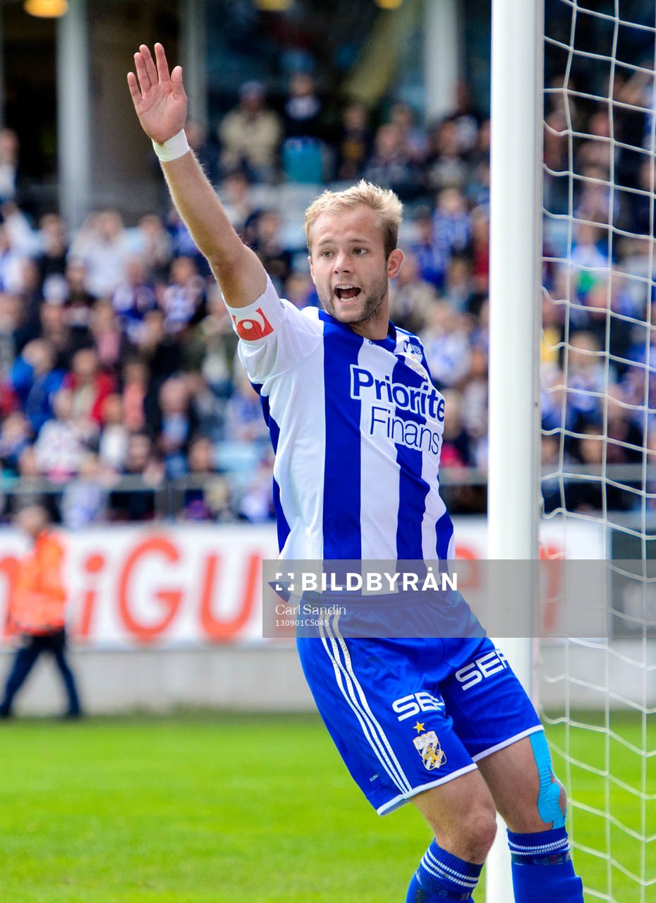 IFK Göteborgs Robin Söder vinkar till domaren