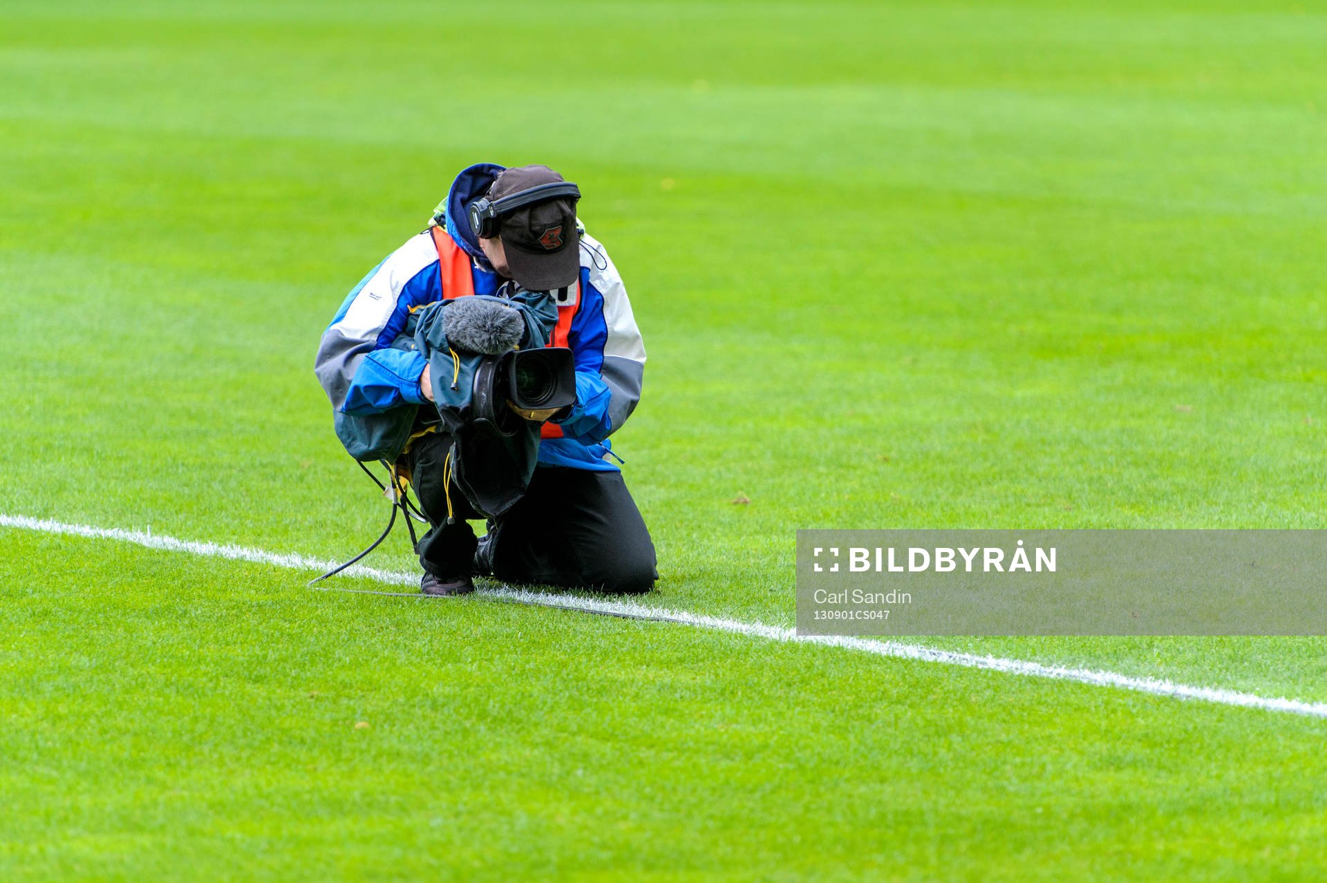 Tv-fotograf på planen innan fotbollsmatchen i allsvenskan