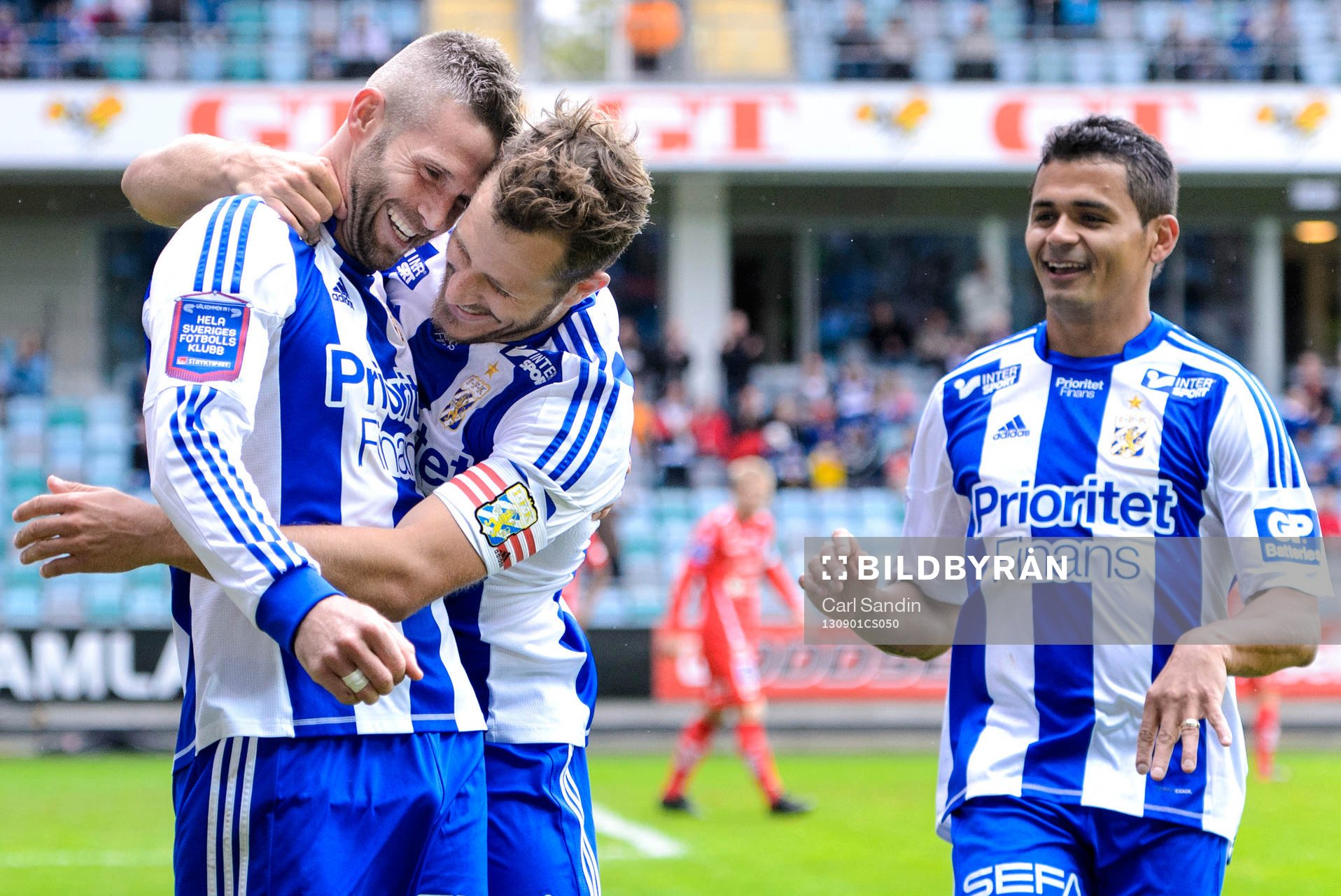 IFK Göteborgs Kjetil Waehler kramas om av Tobias Hysén