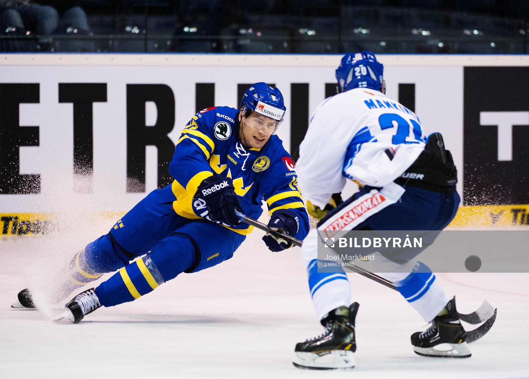 Sveriges Mattias Sjögren förlorar kontrollen över pucken