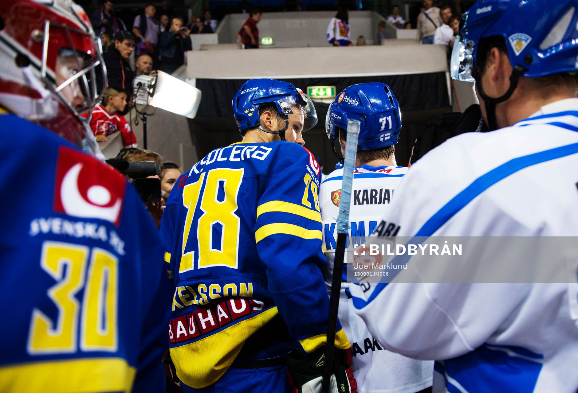 Sveriges Dick Axelsson munhugger med Finlands Leo Komarov