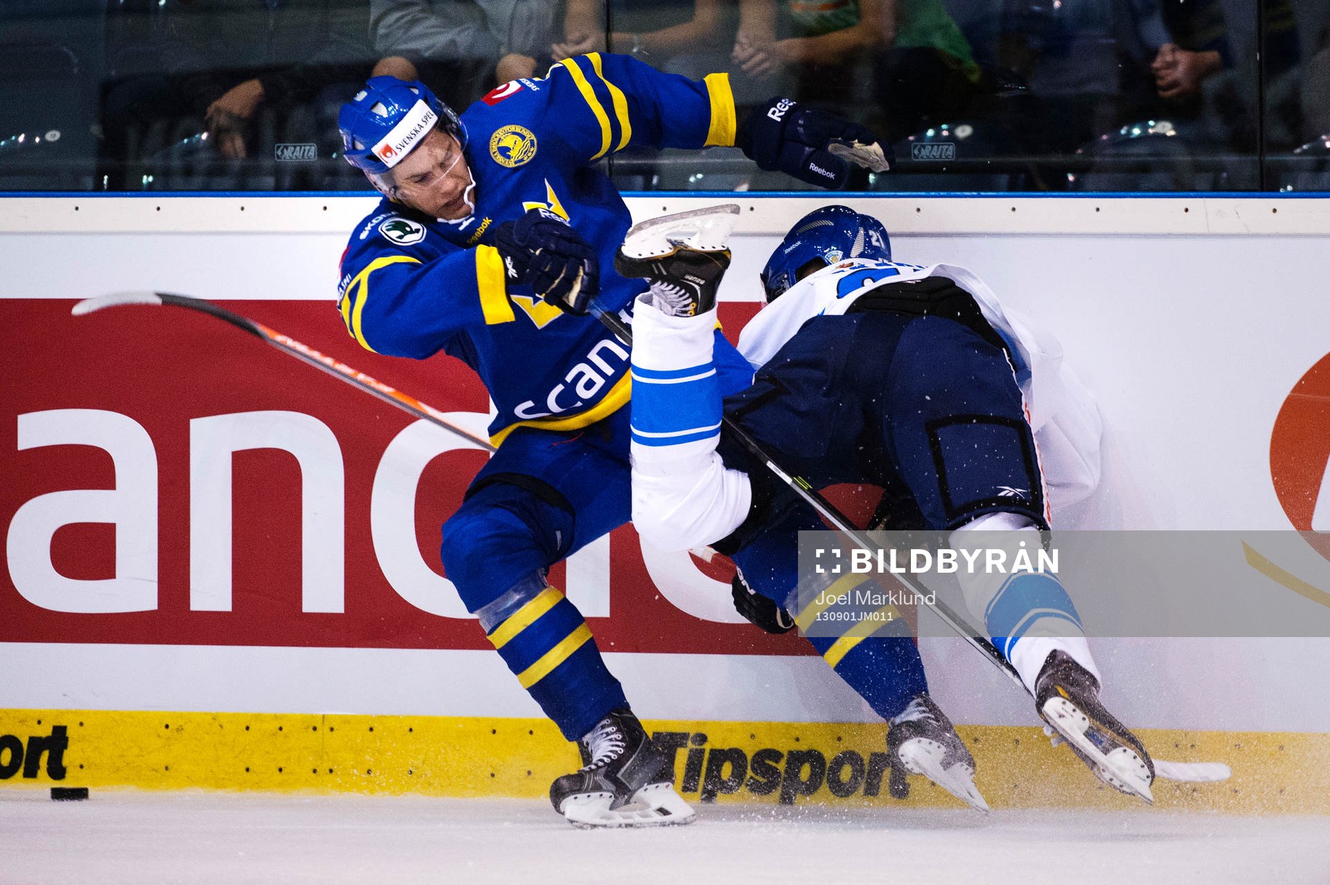 Sveriges Mattias Sjögren i en duell med Finlands Iiro