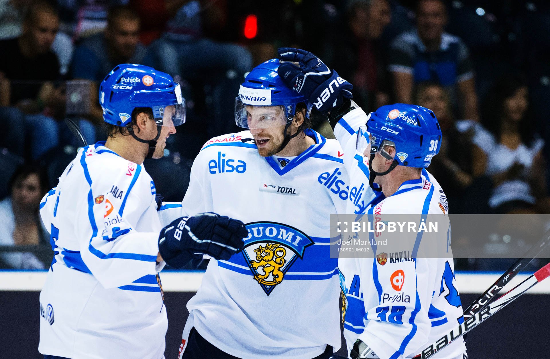 Finlands Oskar Osala (m) gratuleras till sitt 0-5-mål i