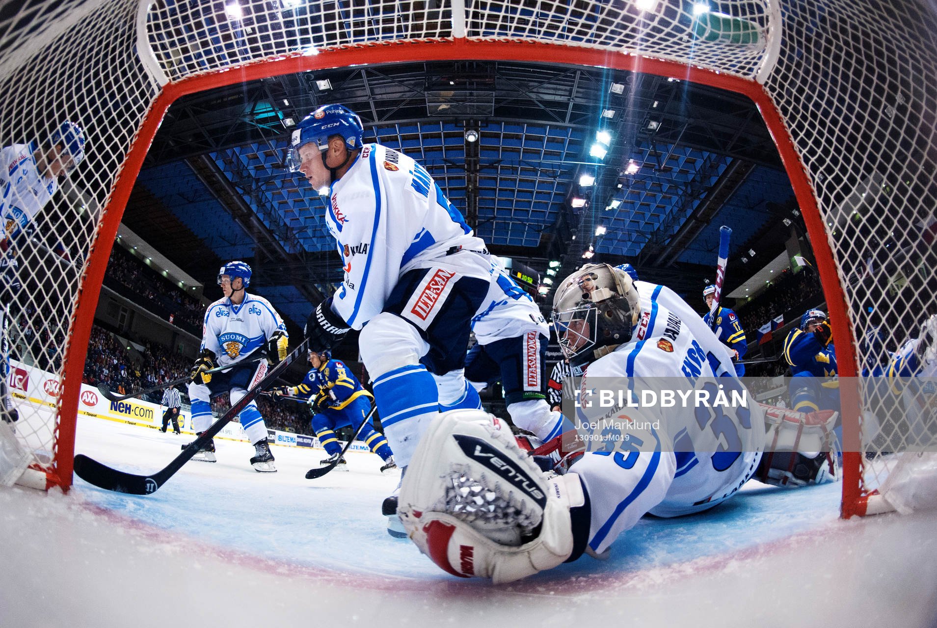 Finlands Tuukka Mäntylä och målvakt Atte Engren