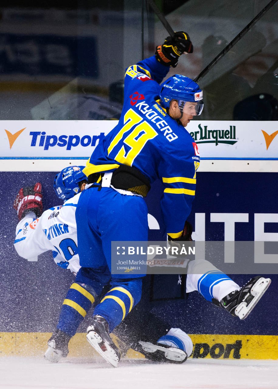 Sveriges Daniel Brodin tacklar Finlands Jyri Marttinen i