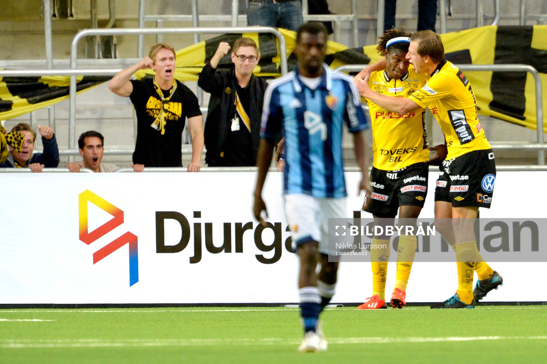 Elfsborgs Mohamed Bangura gratuleras av Henning Hauger