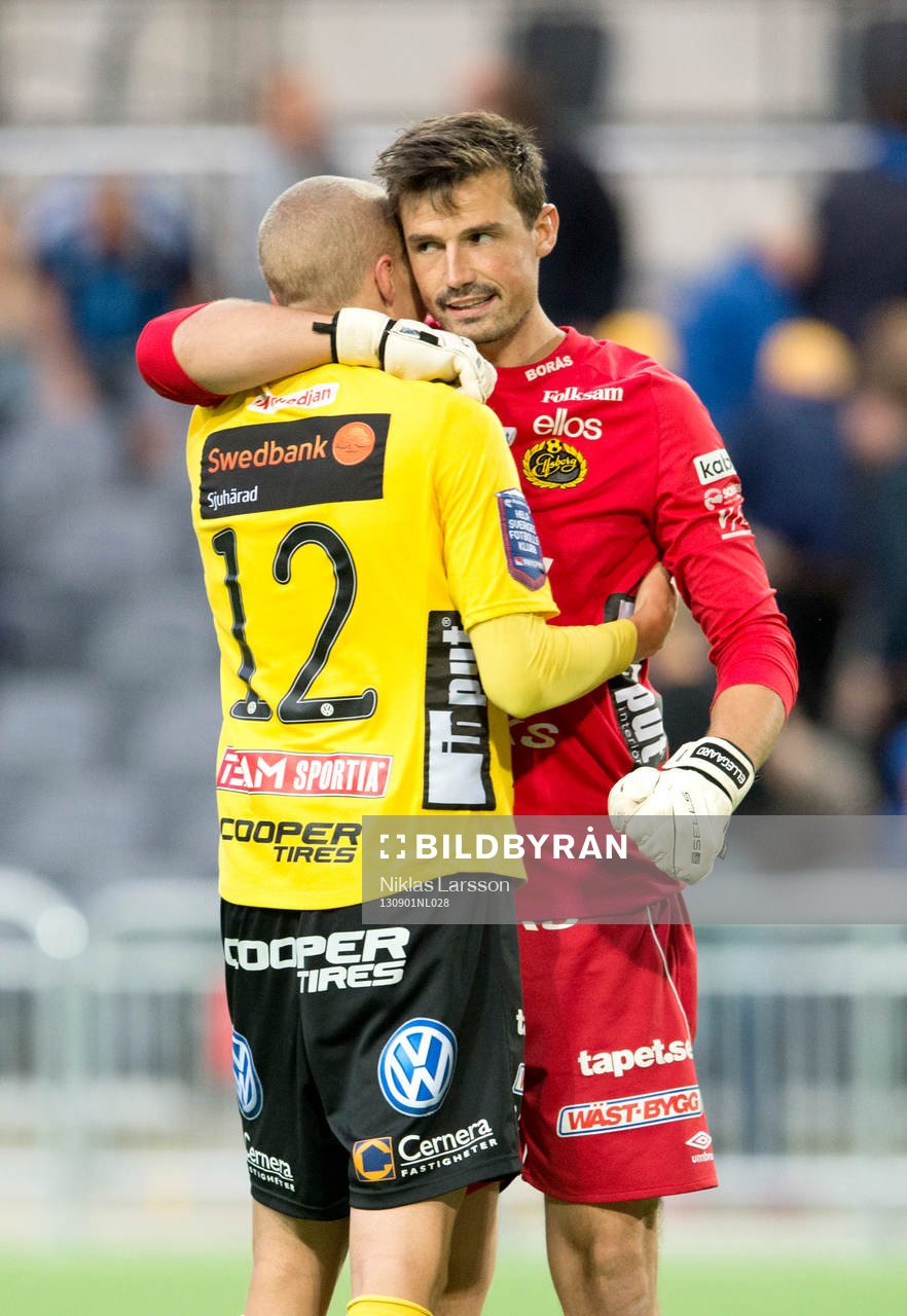 Kevin Stuhr-Ellegaard, målvakt Elfsborg gratuleras av