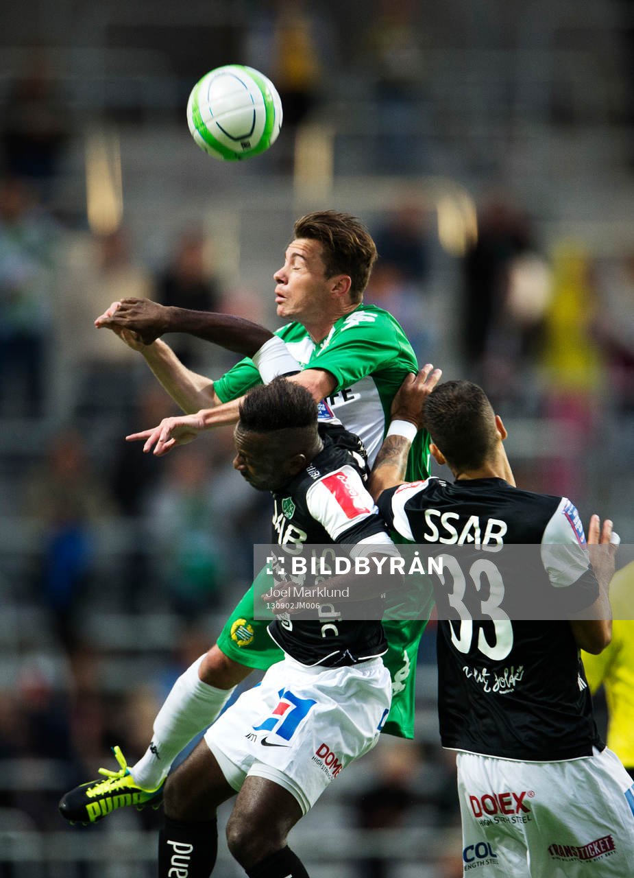 Hammarbys Nick Ledgerwood i en luftduell med Brages Dulee