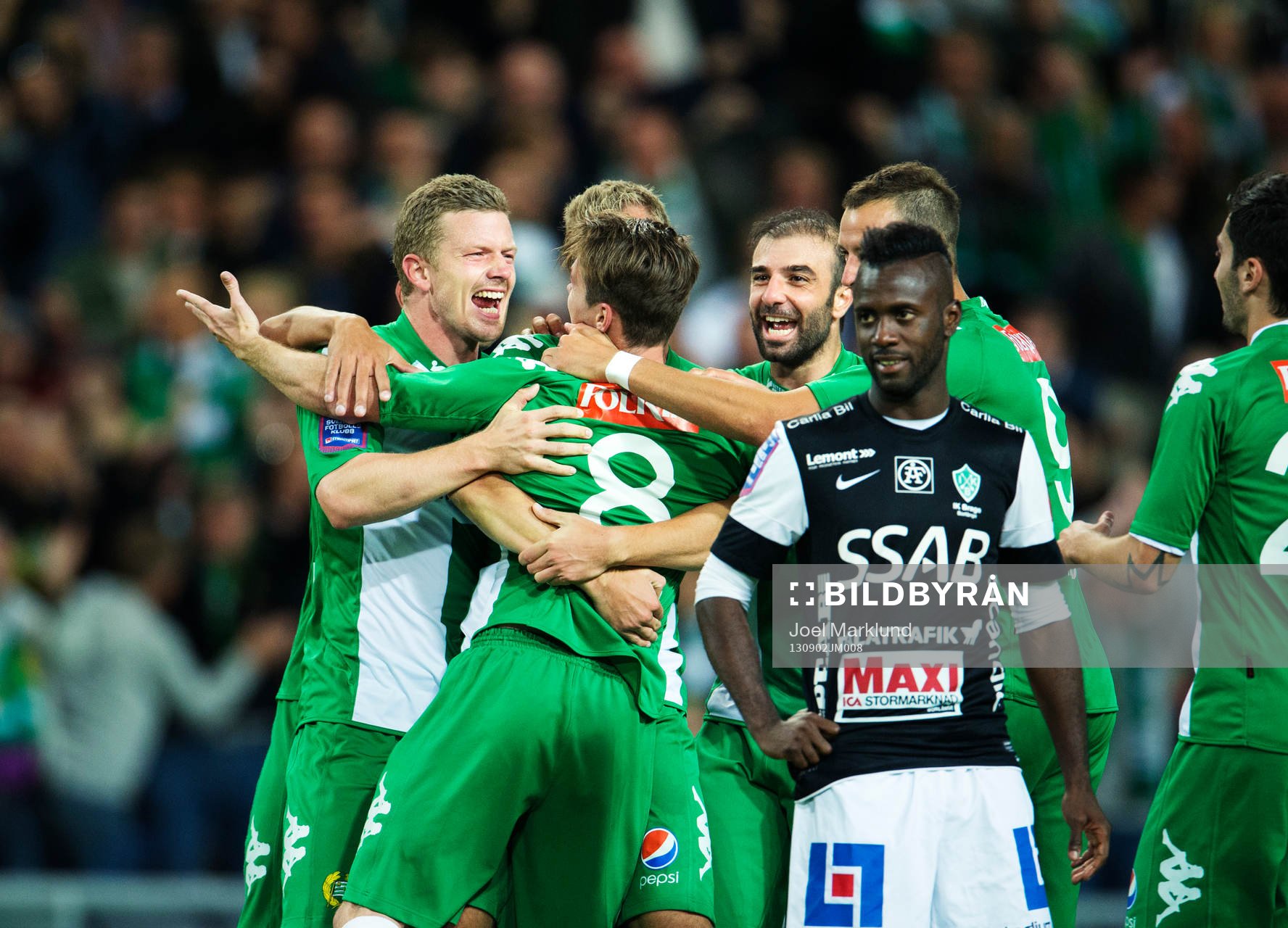 Hammarbys Nick Ledgerwood kramas om av sina lagkamrater