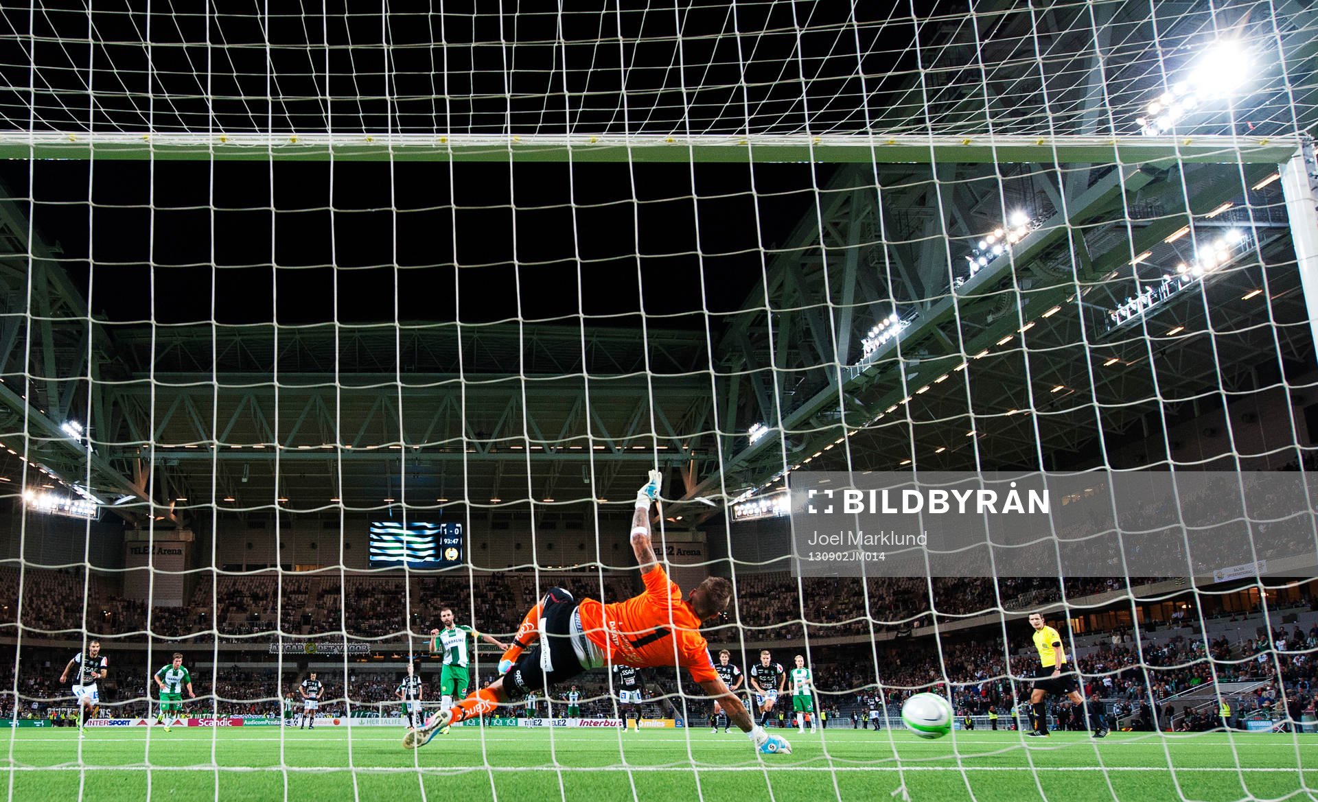 Hammarbys Kennedy Bakircioglu skjuter in 2-0 på straff
