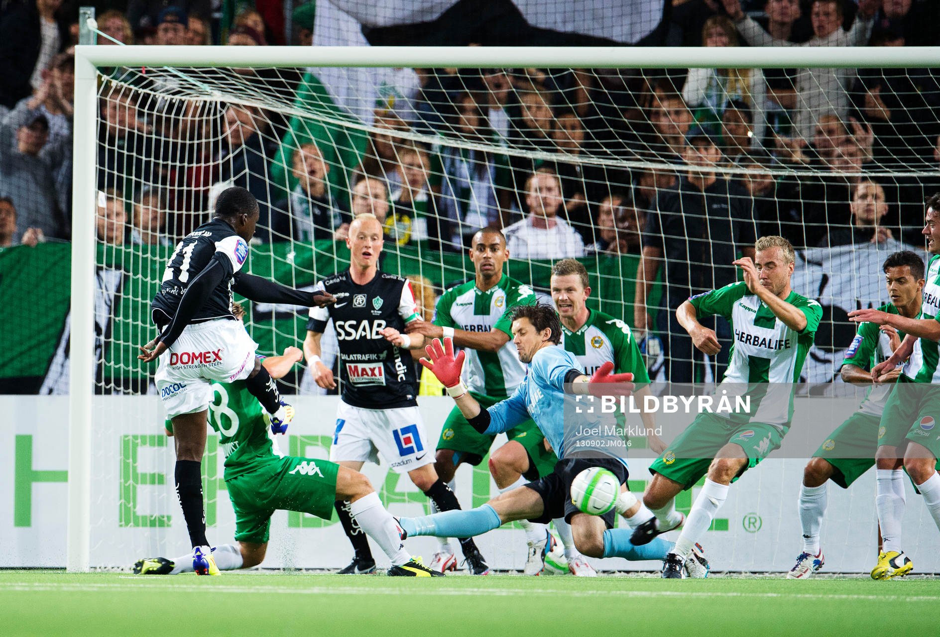 Brages Oluwatobiloba Joseph skjuter ett skott mot Hammarbys målvakt Johannes Hopf under fotbollsmatchen i Superettan mellan Hammarby och Brage den 2 september 2013 i Stockholm.