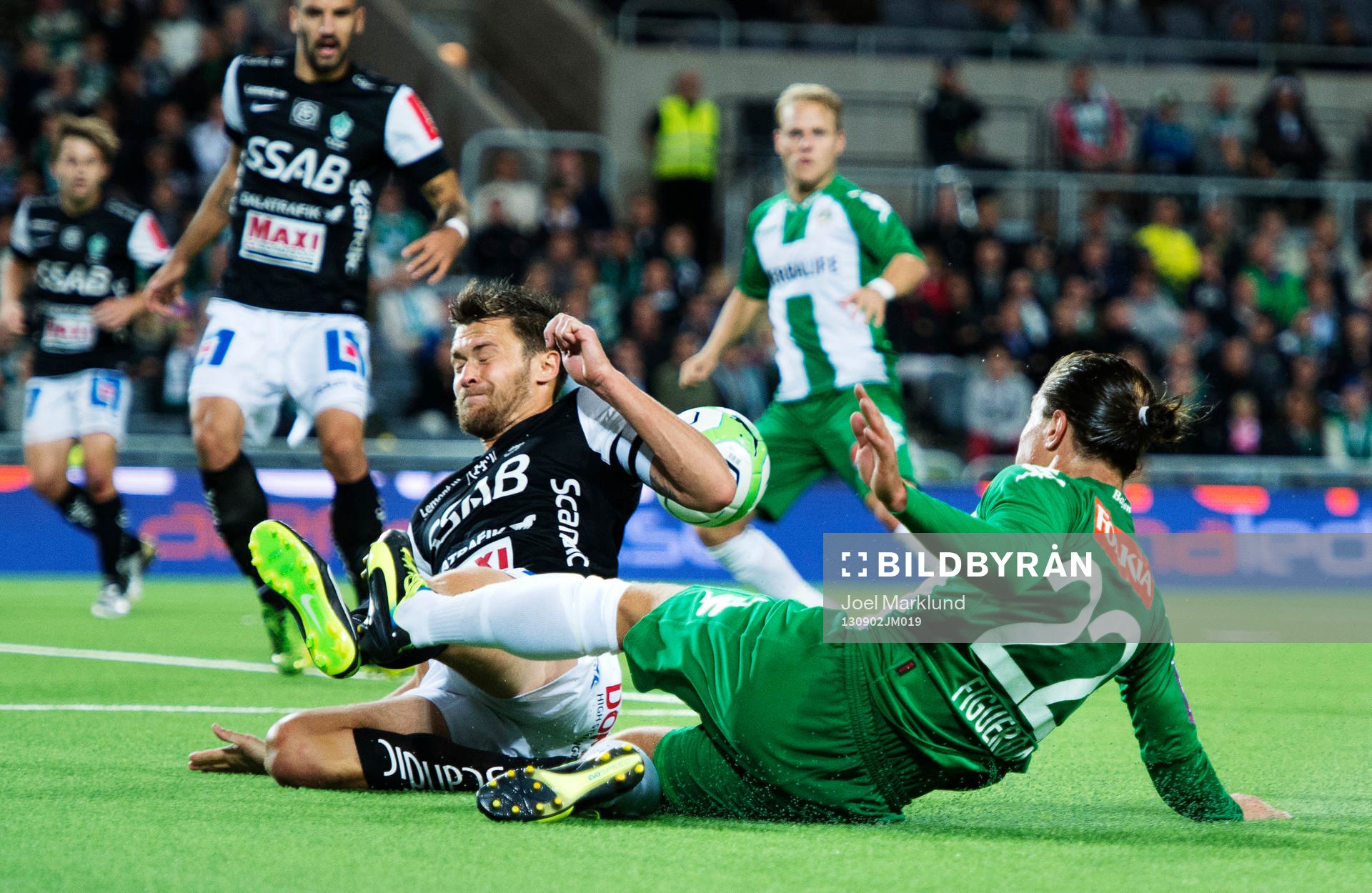Brages Peter Magnusson blir tacklad av Hammarbys Erik
