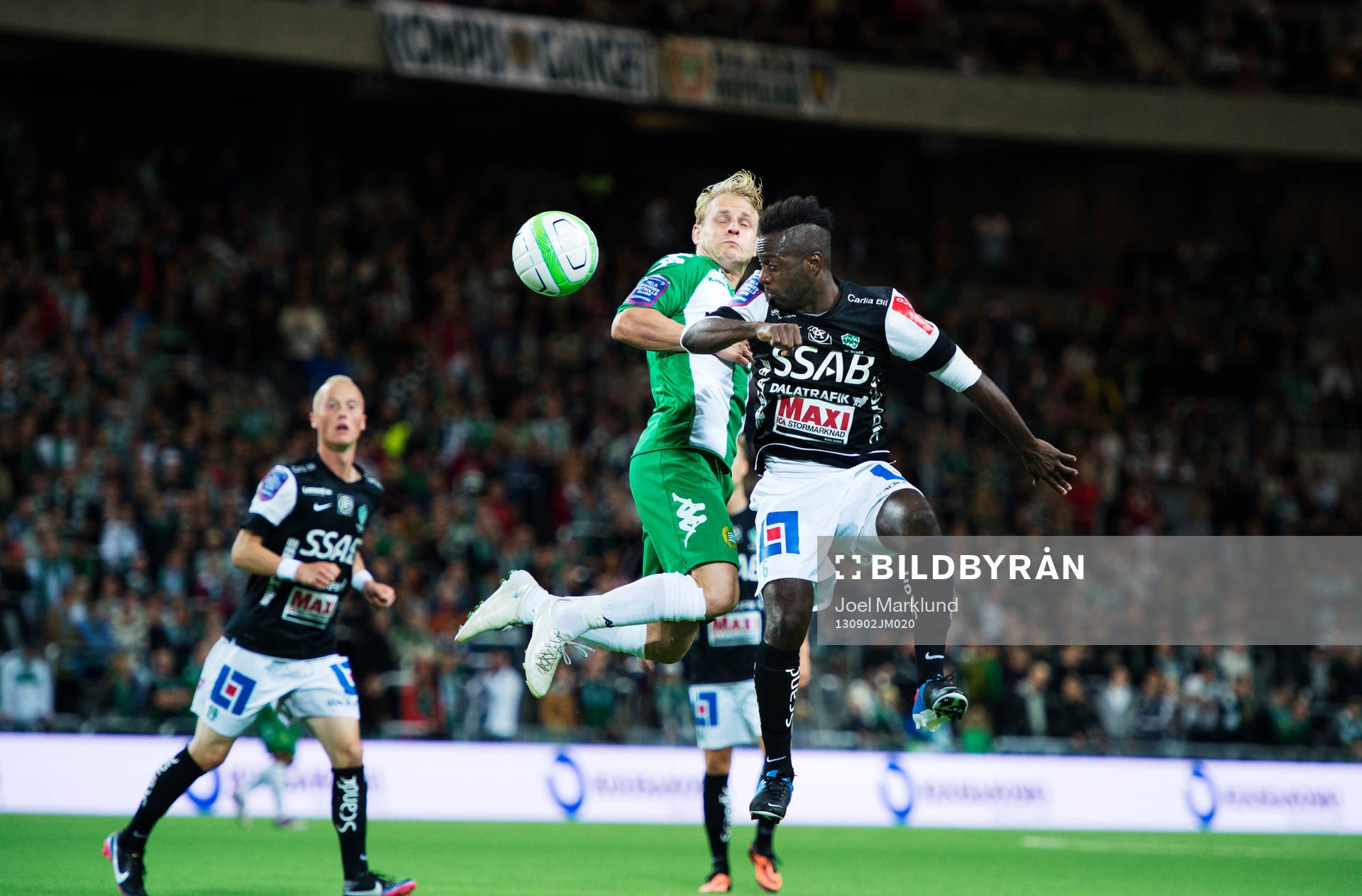Hammarbys Erik Sundin i en luftduell med Brages Dulee