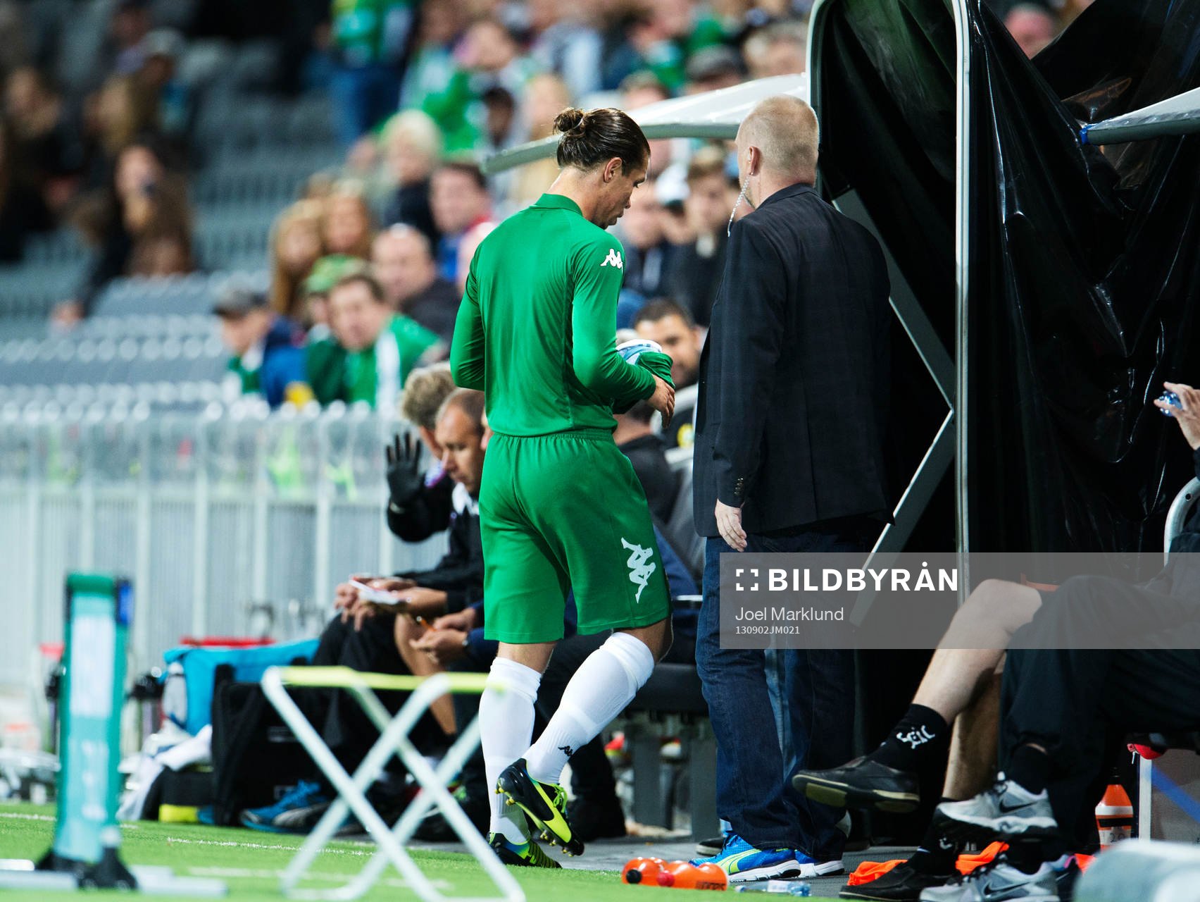 Hammarbys Erik Figueroa lämnar planen