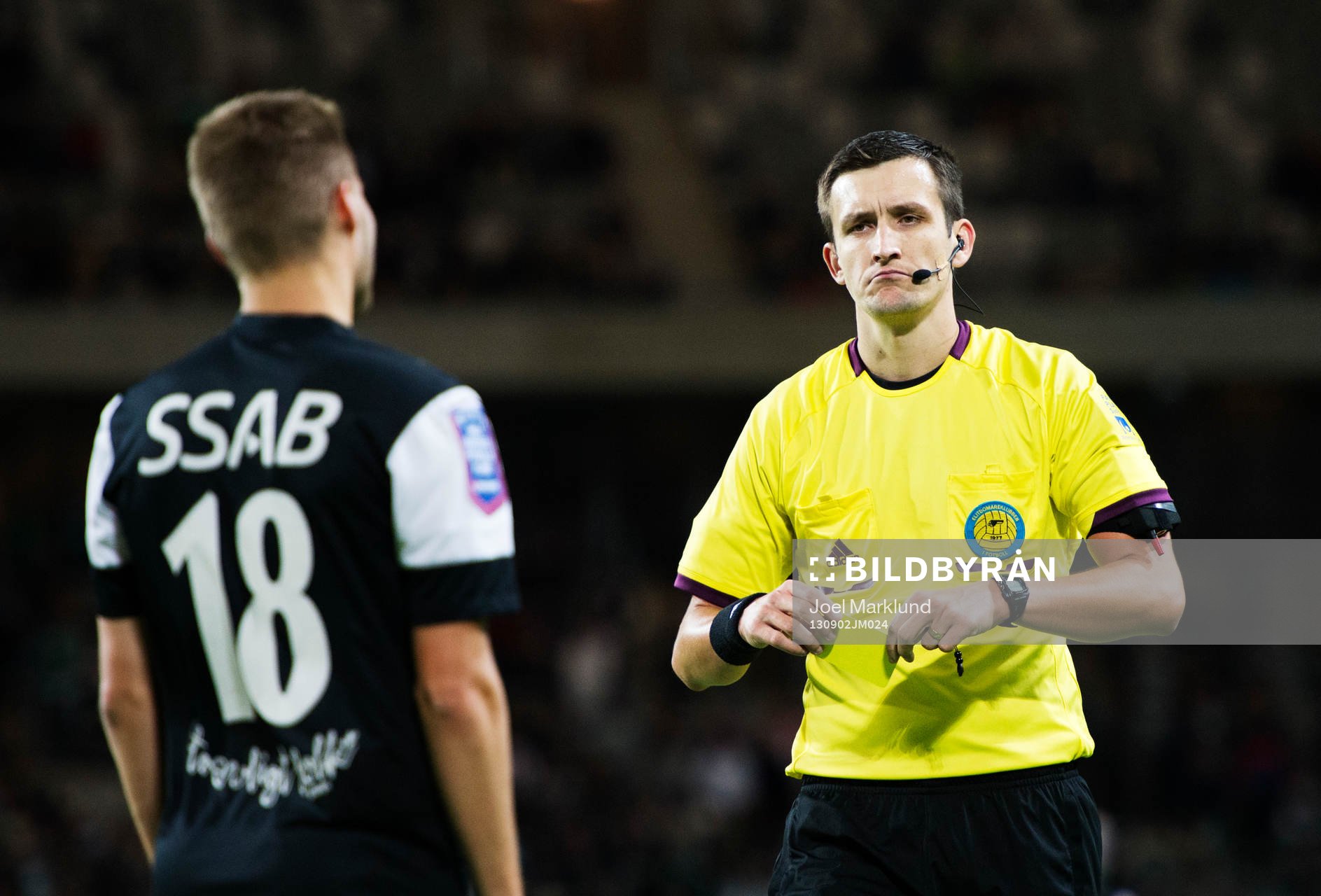 Brages Oscar Andersson får ett gult kort av domaren Nermin