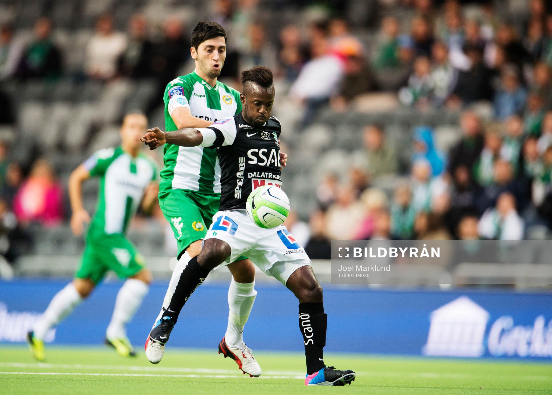 Hammarbys Nahir Besara och Brages Dulee Johnsson kämpar om