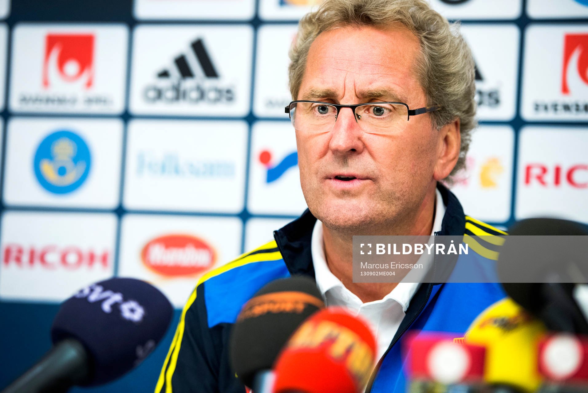 Sveriges förbundskapten Erik Hamrén pratar med media