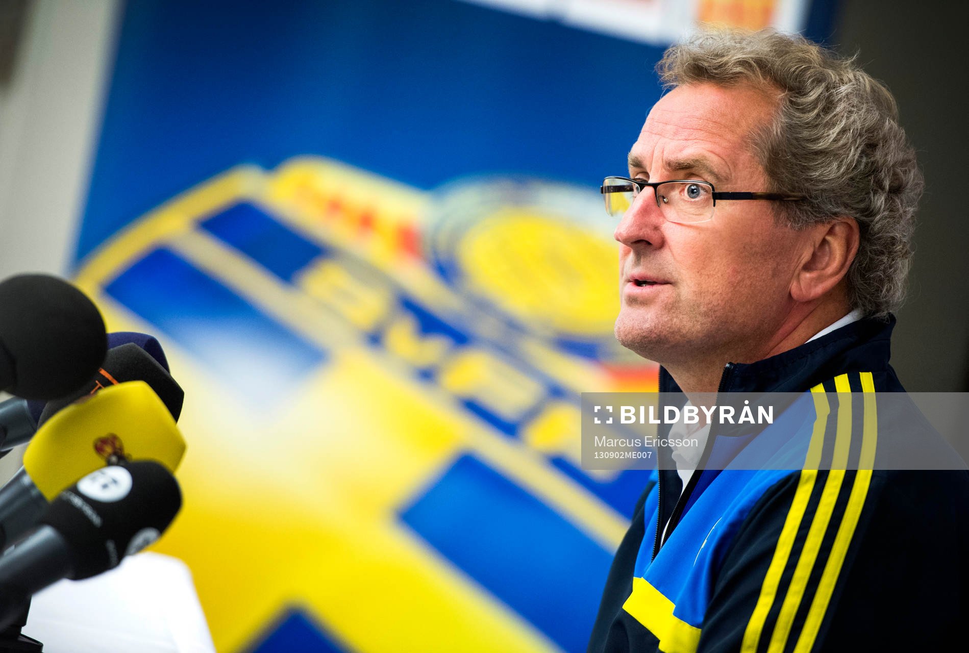 Sveriges förbundskapten Erik Hamrén pratar med media
