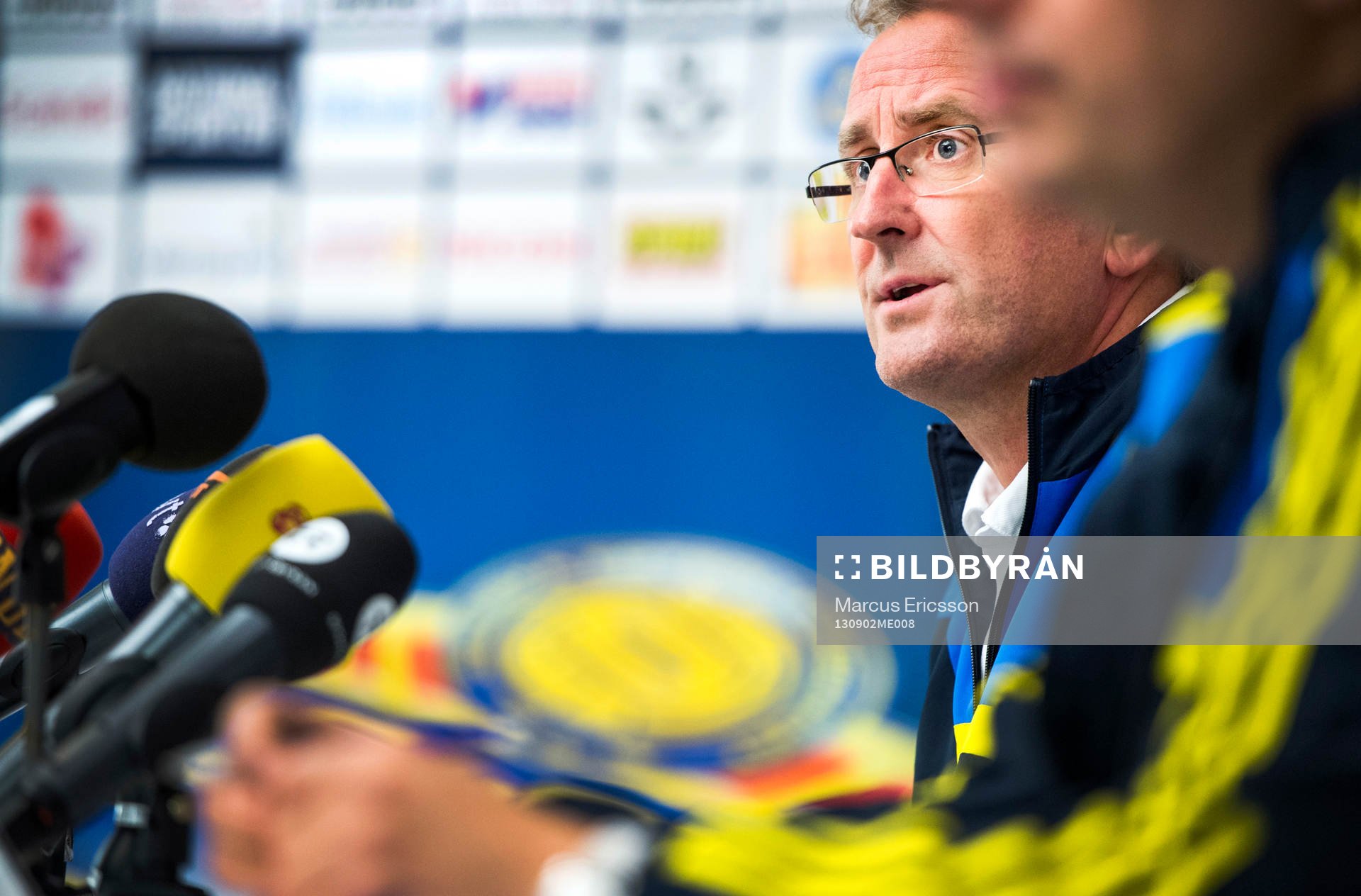 Sveriges förbundskapten Erik Hamrén pratar med media