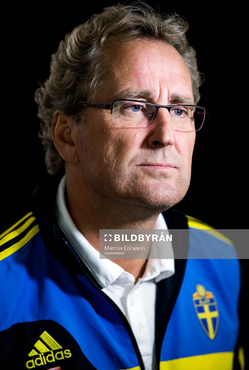 Sveriges förbundskapten Erik Hamrén pratar med media