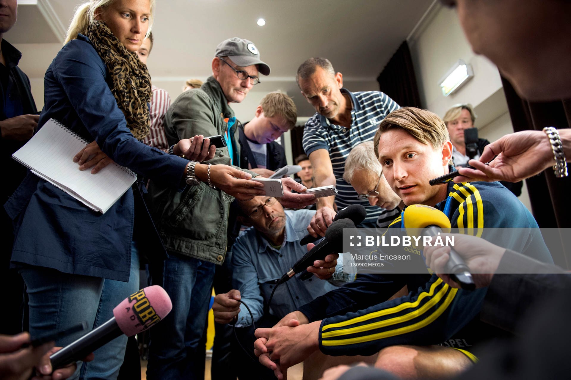 Sveriges Kim Källström pratar med media
