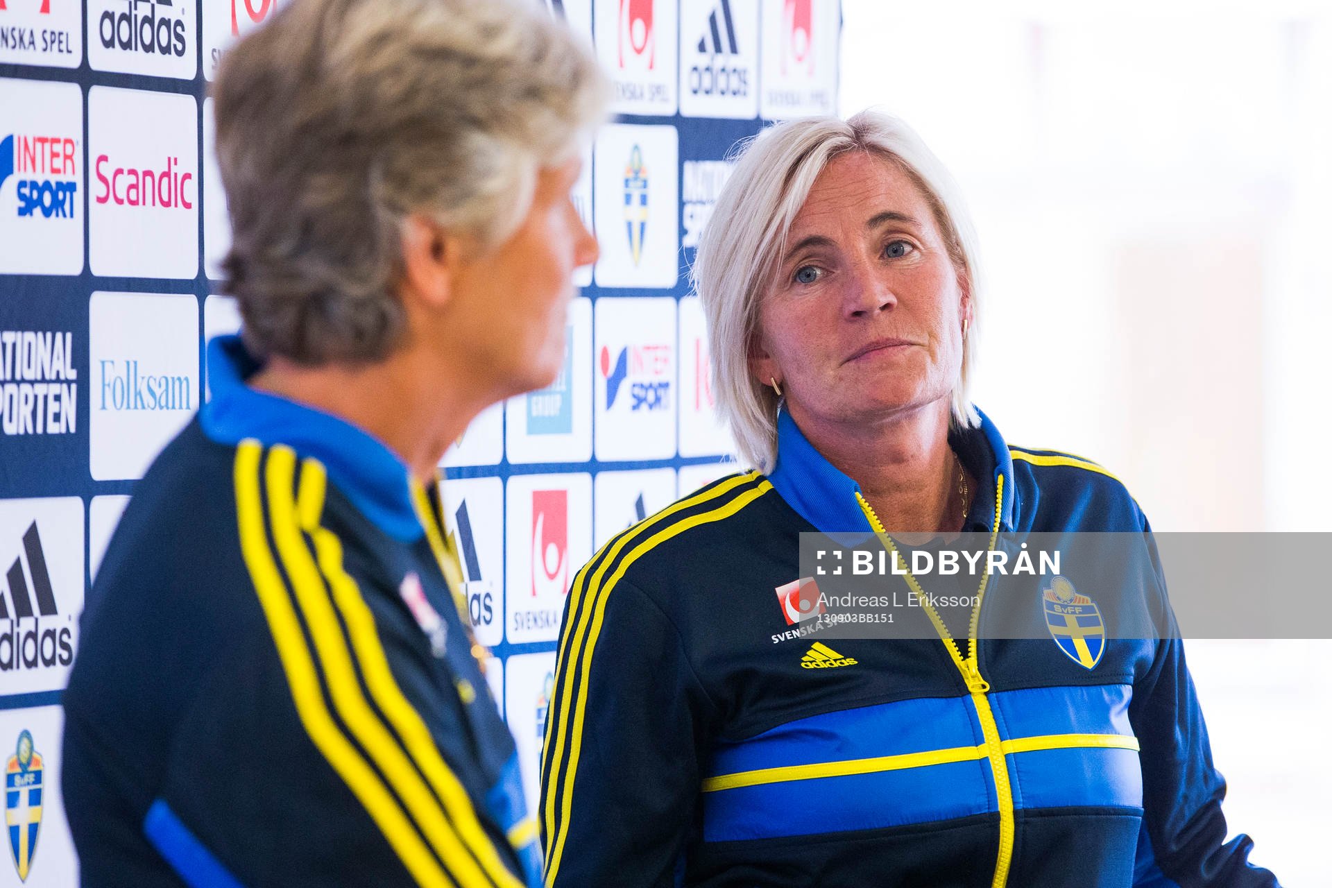 Sveriges förbundskapten Pia Sundhage och assisterande