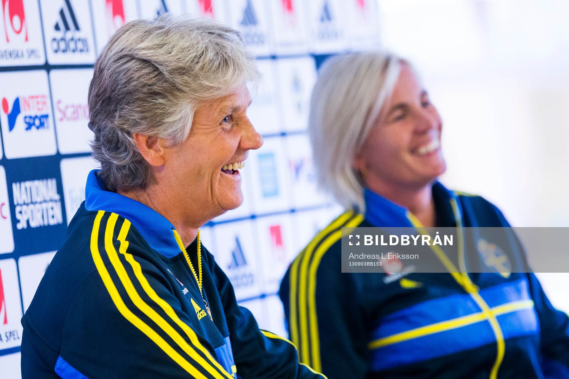 Sveriges förbundskapten Pia Sundhage och assisterande