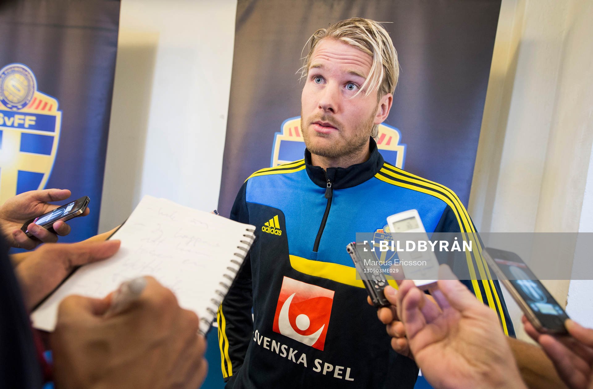 Sveriges Ola Toivonen i mixed zone på Stockholm Stadion