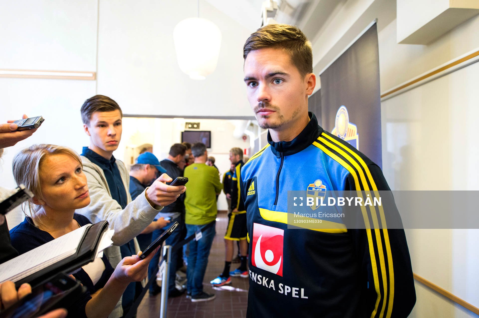 Sveriges Mikael Lustig i mixed zone på Stockholm Stadion